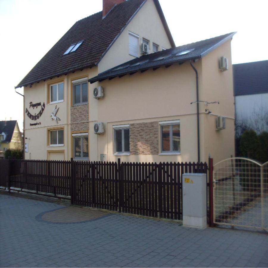 Pegazus Vendeghaz Hotel Hajduszoboszlo Exterior photo